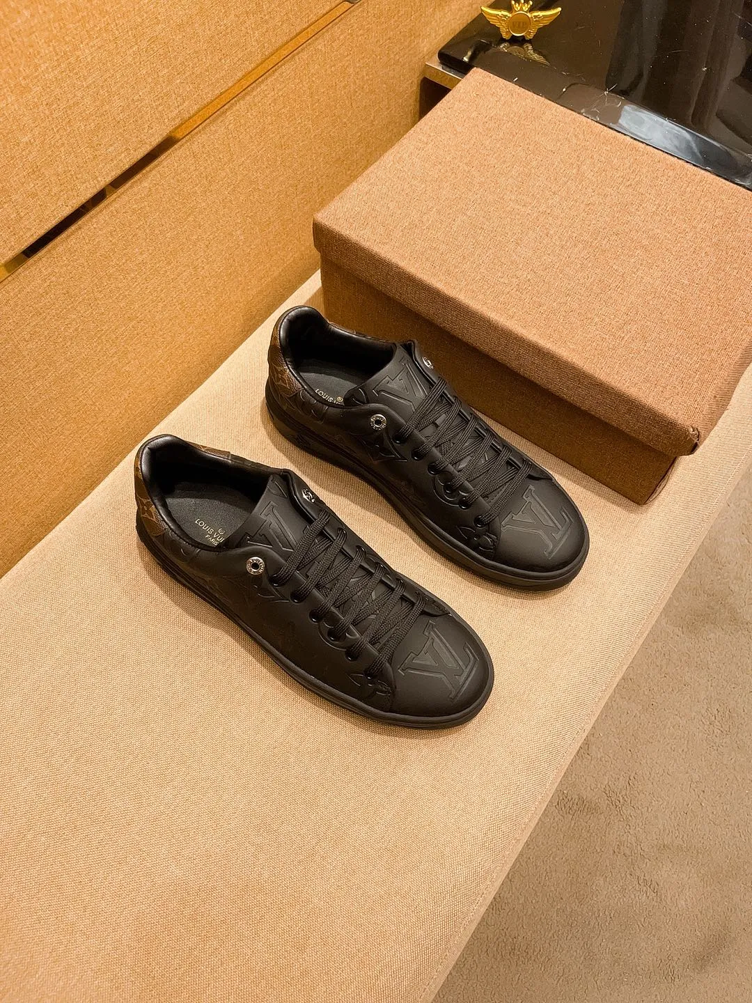 🚘🚘Factory batch 380💰[LV]🔥 Louis Vuitton high-end men's shoes brand official website 1:1 latest masterpiece: the upper is made of first-layer cowhide imported from Italy with a comfortable and breathable lining➕original non-slip and wear-resistant outsole🔥, making walking more convenient and comfortable! An exclusive new model, a stunning work, a beautiful 1:1 replica [color] compared to the official quality! Create a fashionable personality to set off your uniqueness! A must-have for trendy men! Classic 🔥Size: 38-44 Color: 🔥 2⃣️colors available🔥.